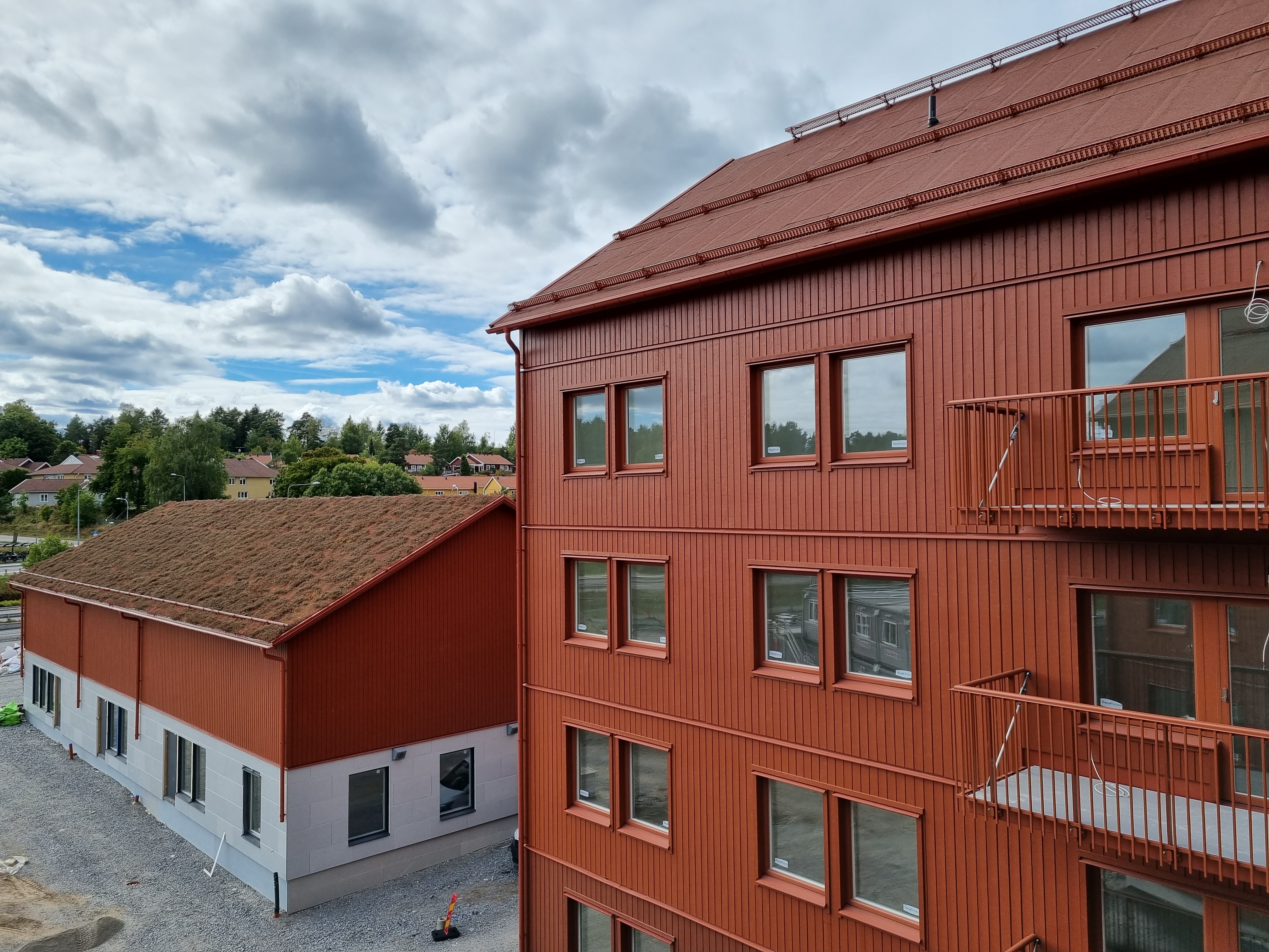 Lokalhus fotat från högre våning i bostadshus
