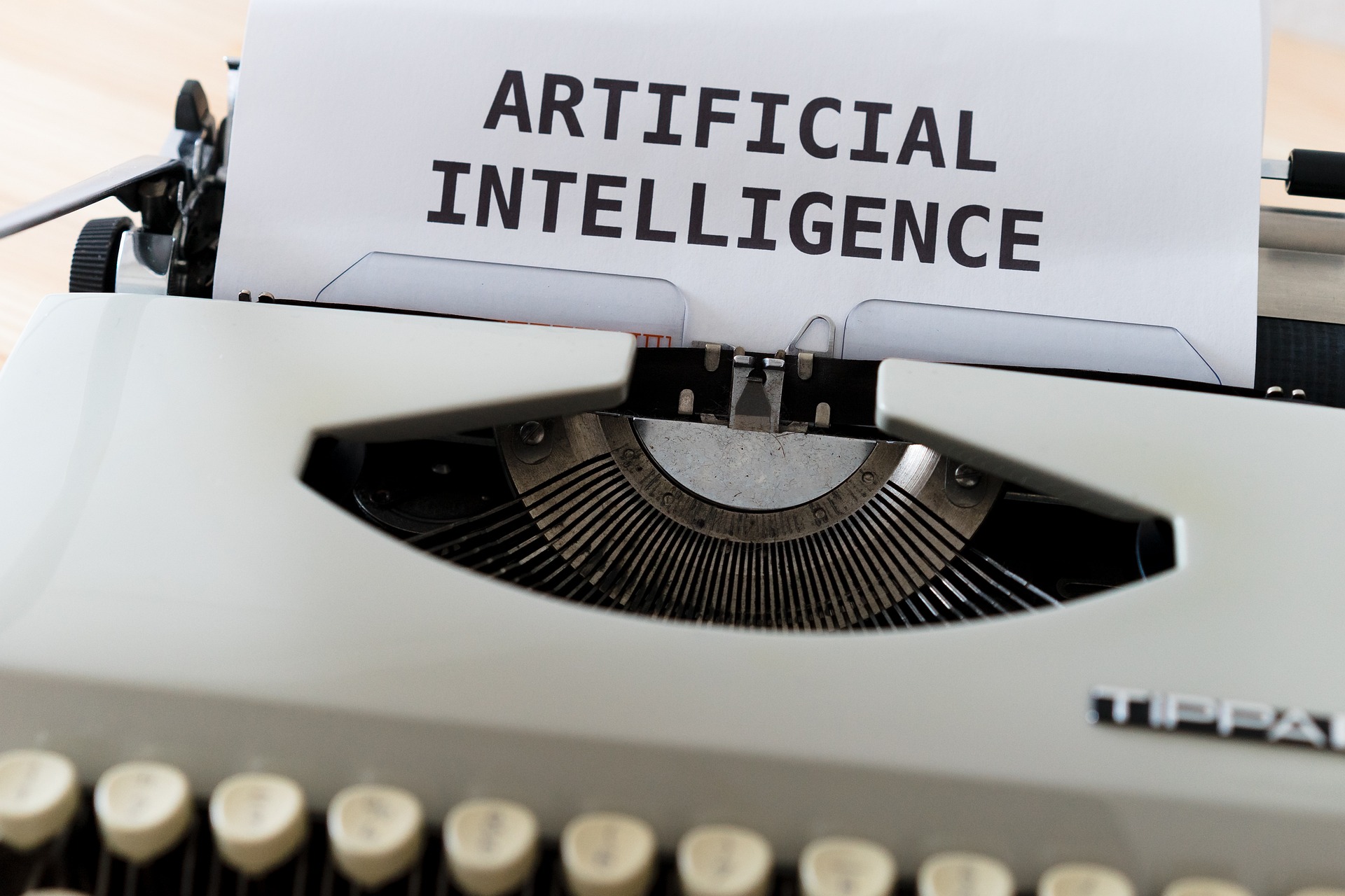 Gammal skrivmaskin med papper i med text artificial intelligence