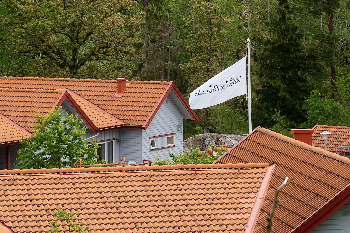 VärmdöBostäders flagga över hustak
