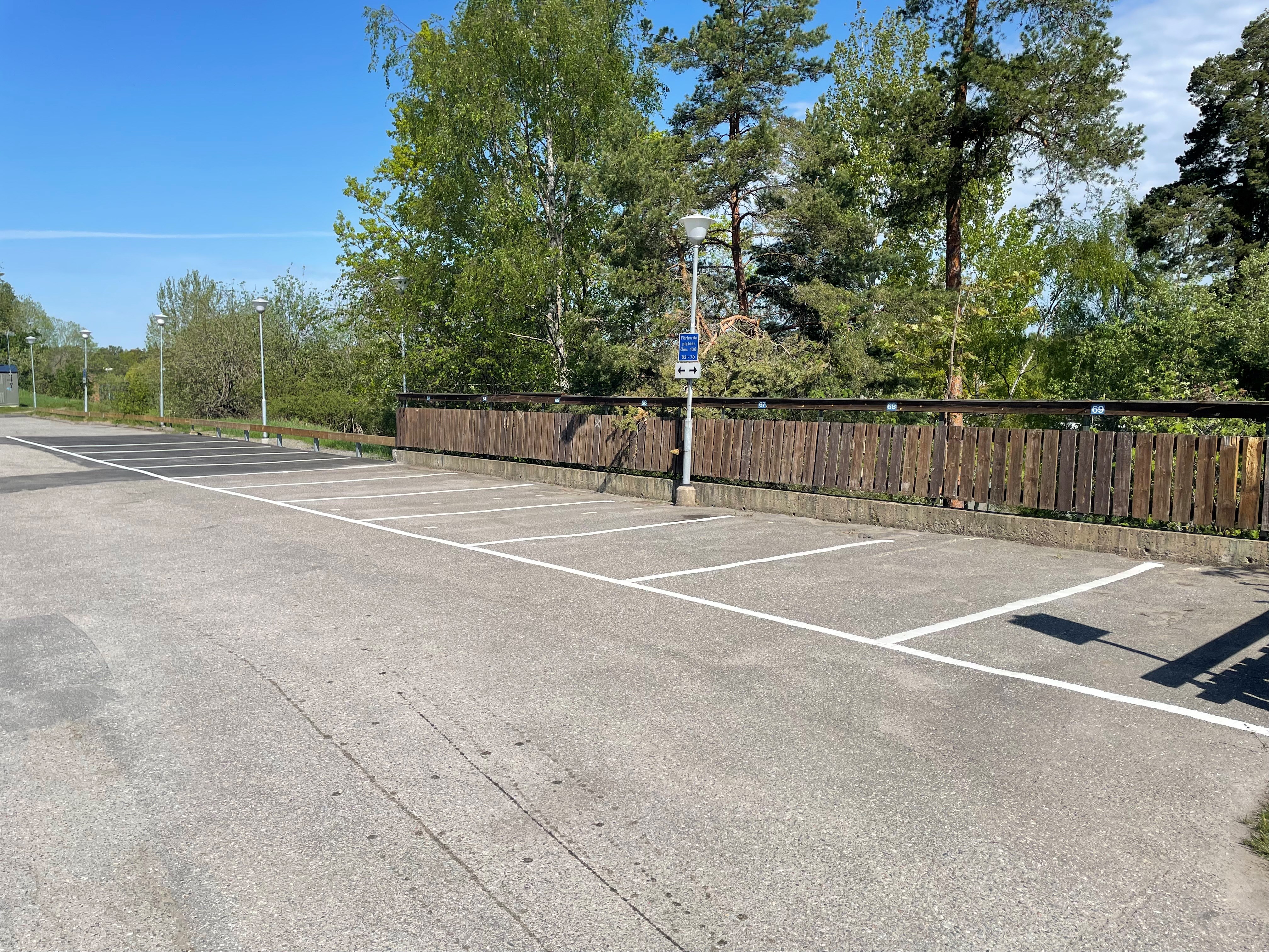 Rad med tomma parkeringsplatser