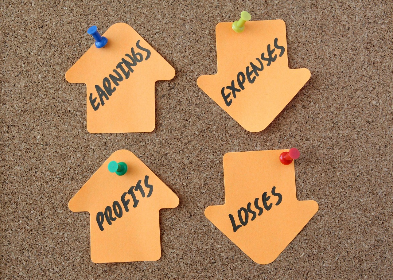 Post-itlappar med ekonomiska flödet