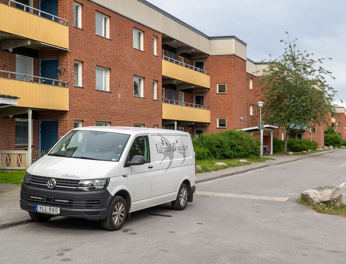 VärmdöBostäders bil vid hus