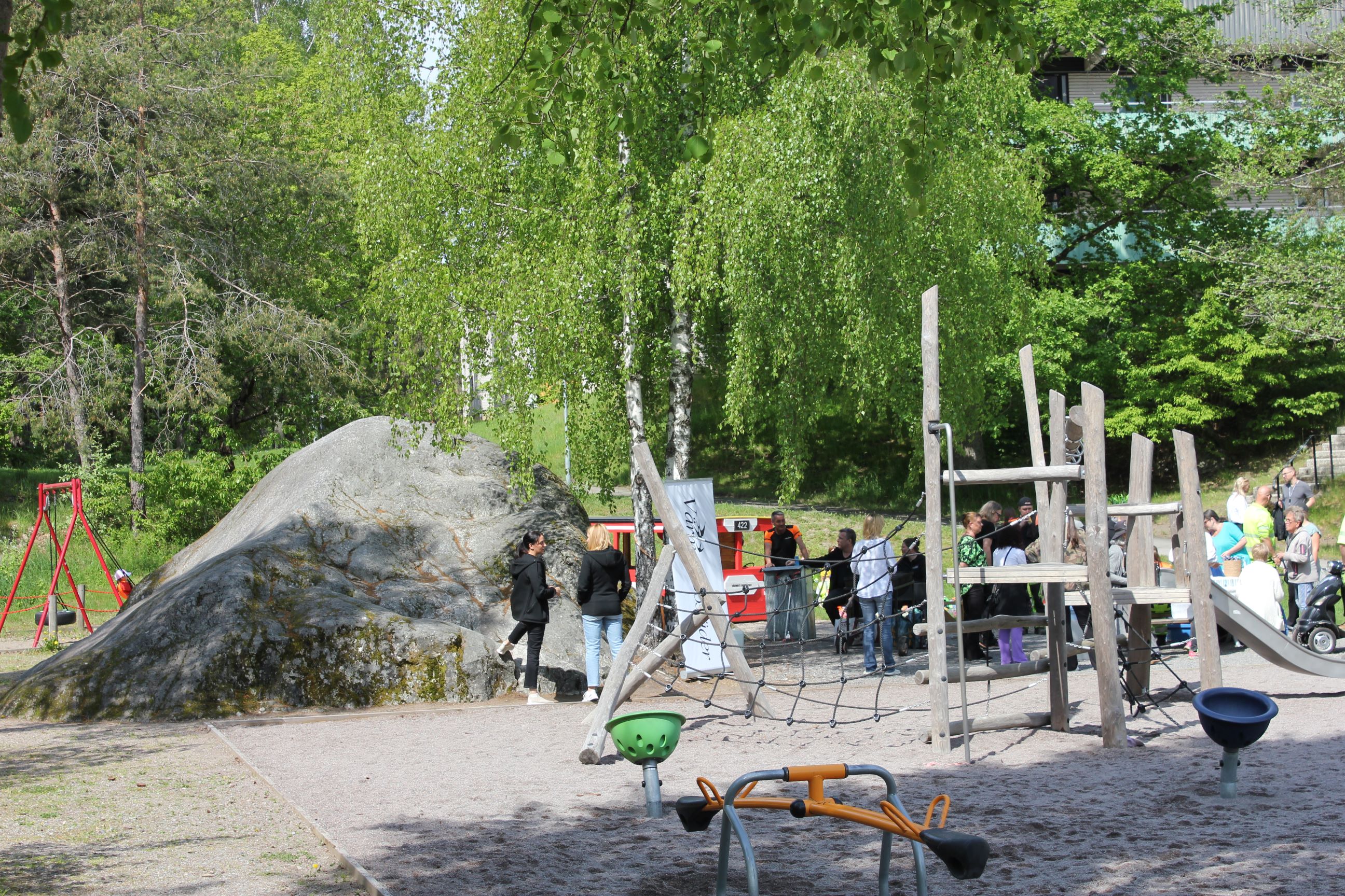 Många människor vid invigning av lekplatsbuss