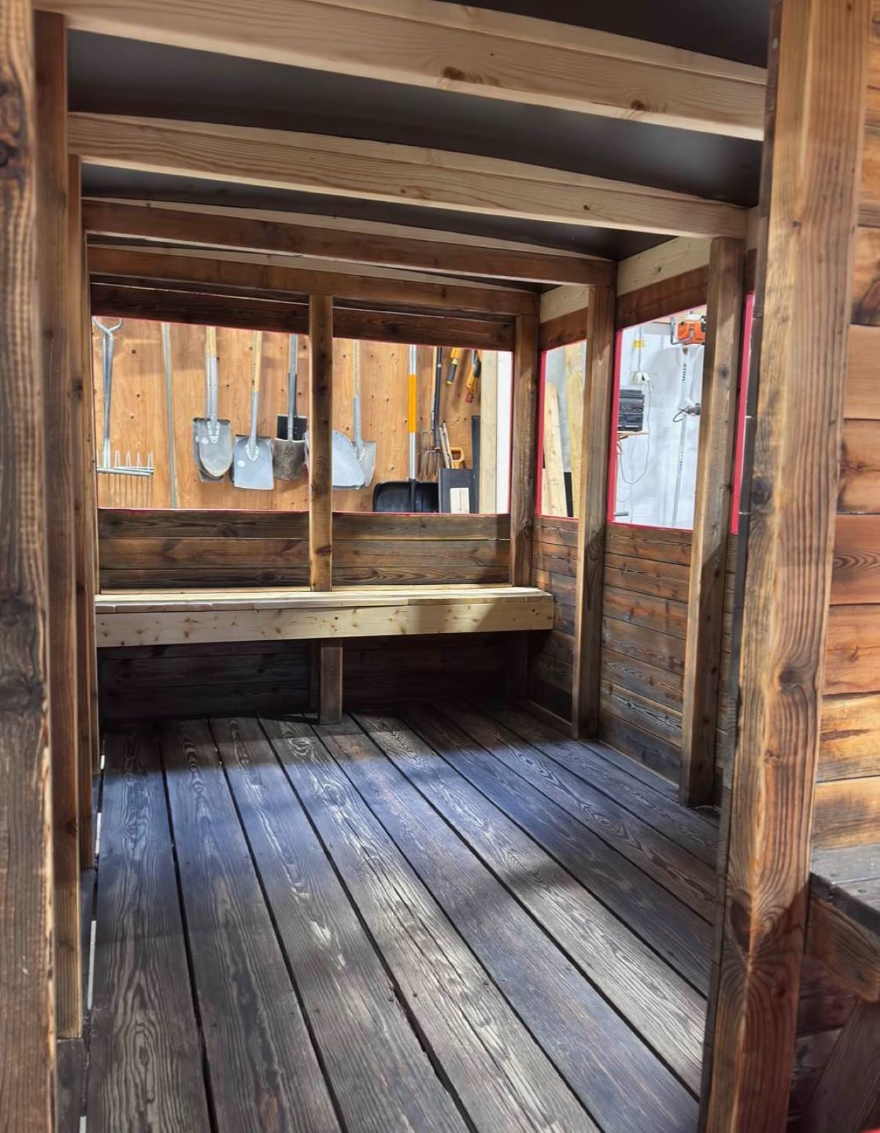 Invändigt renoverad lekplatsbuss