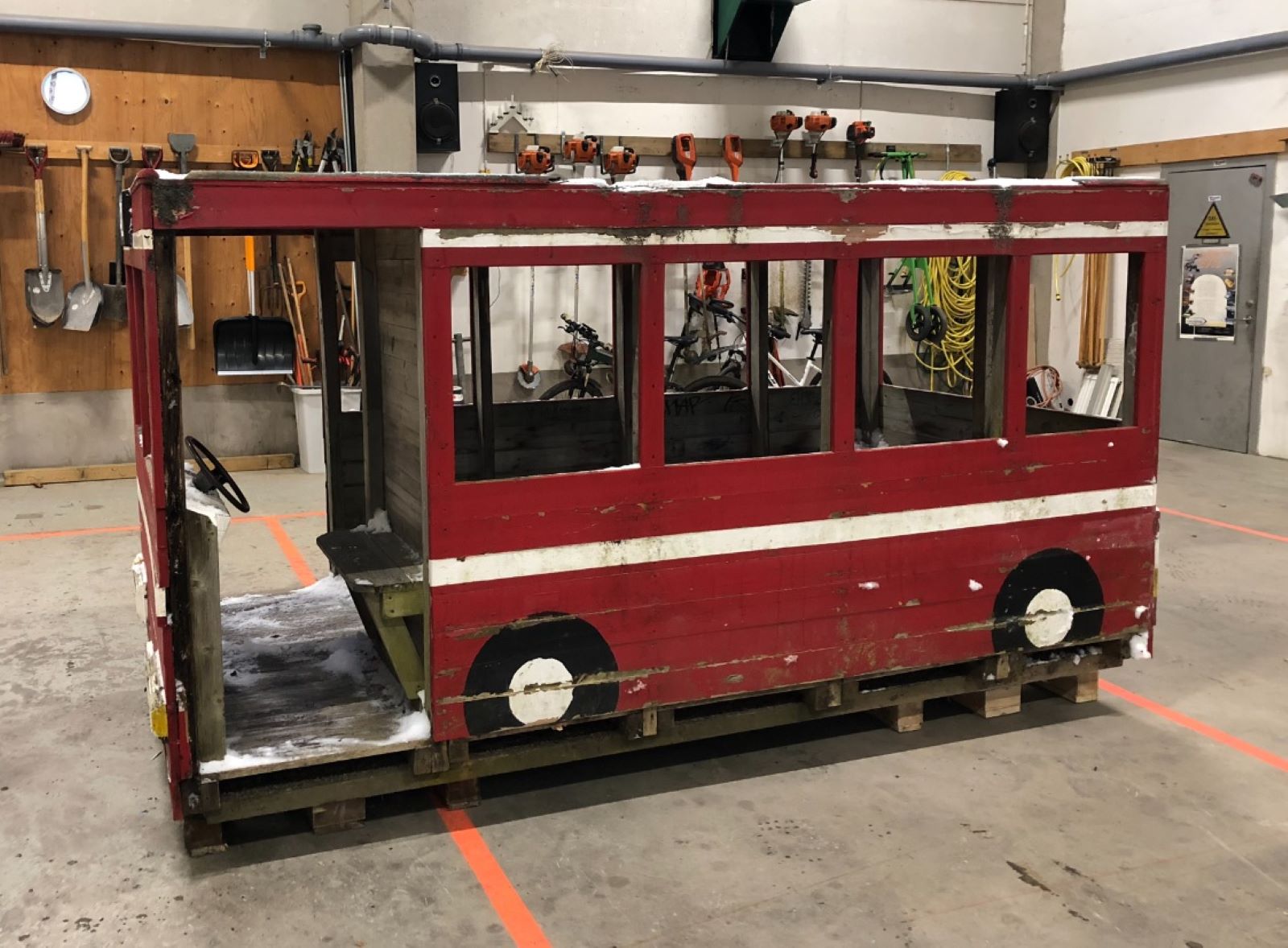 Sliten lekplatsbuss med färgsläpp och klotter