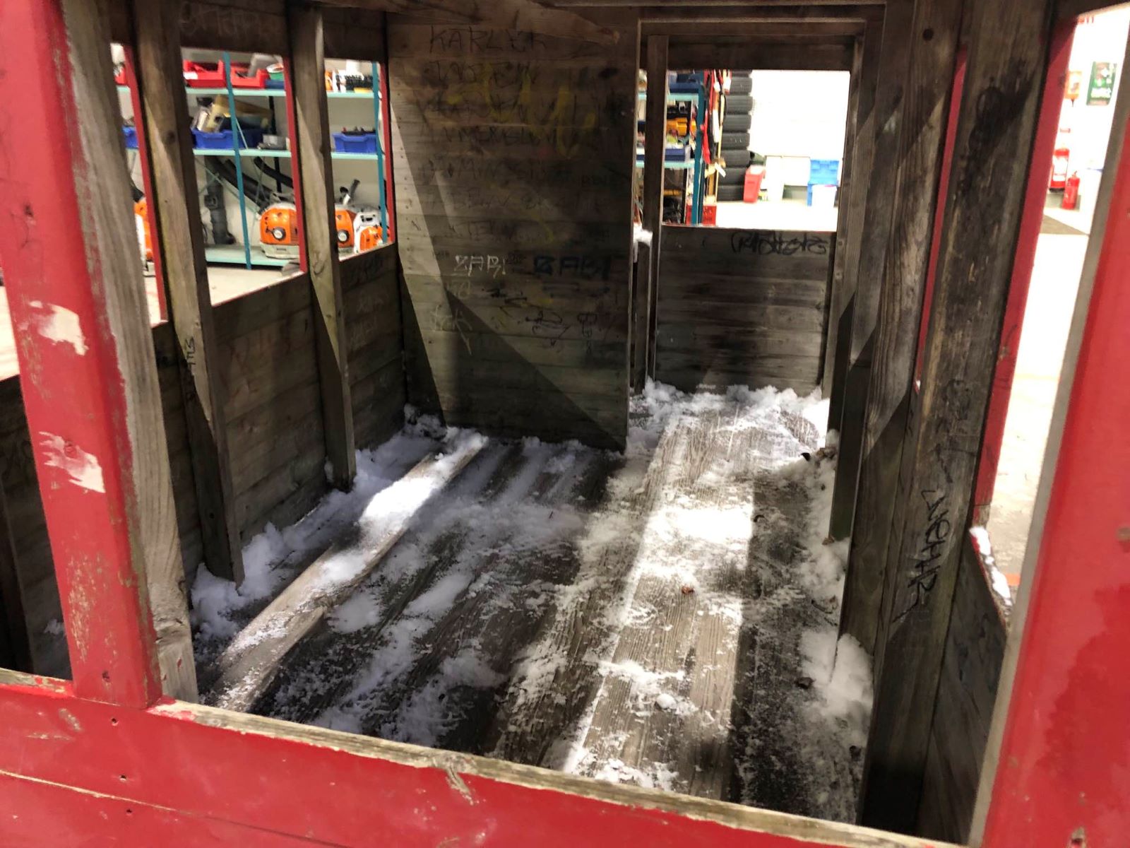 Sliten lekplatsbuss med färgsläpp och klotter