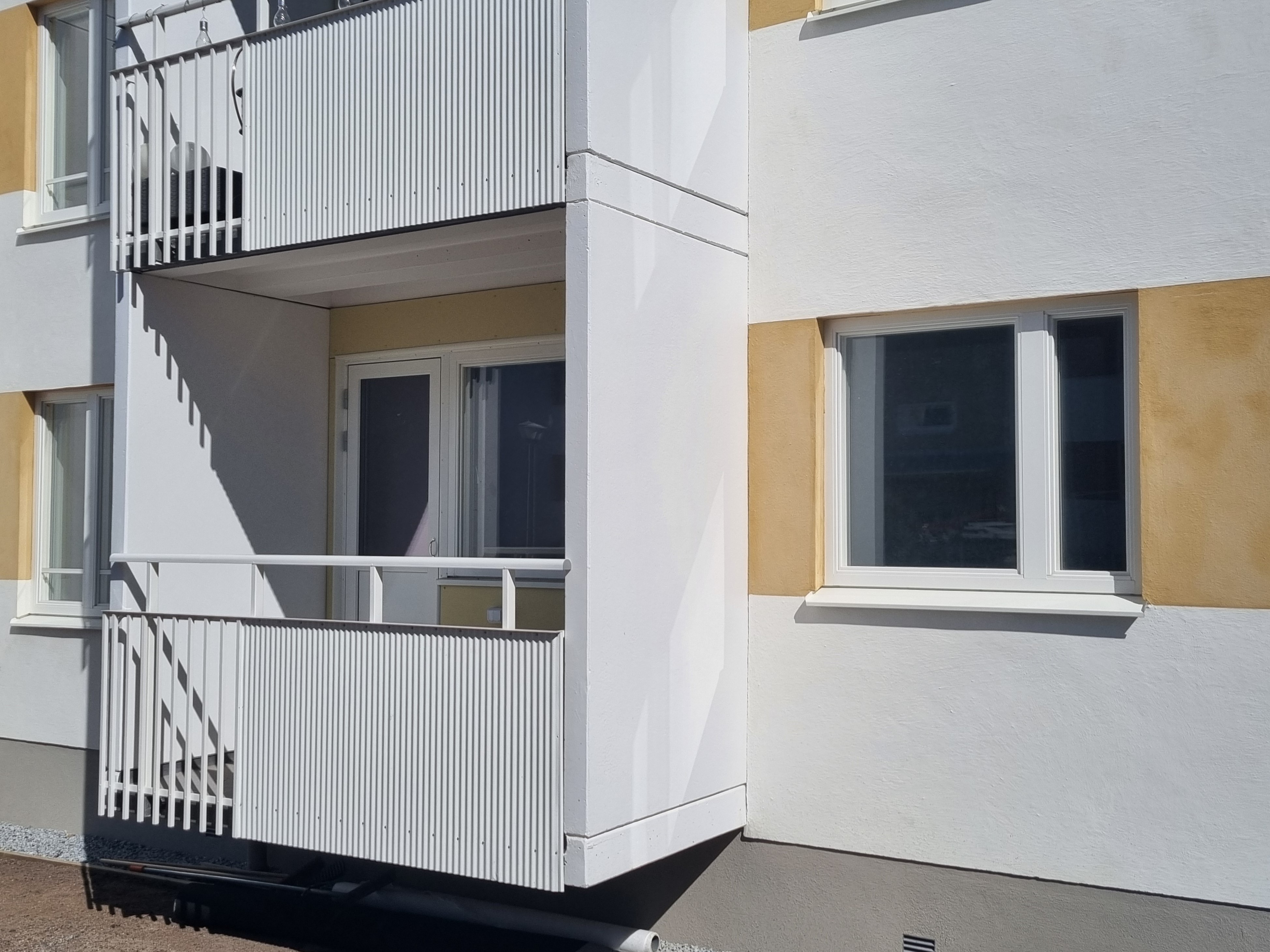 Renoverad balkong med ny plåt. på Skyttevägen
