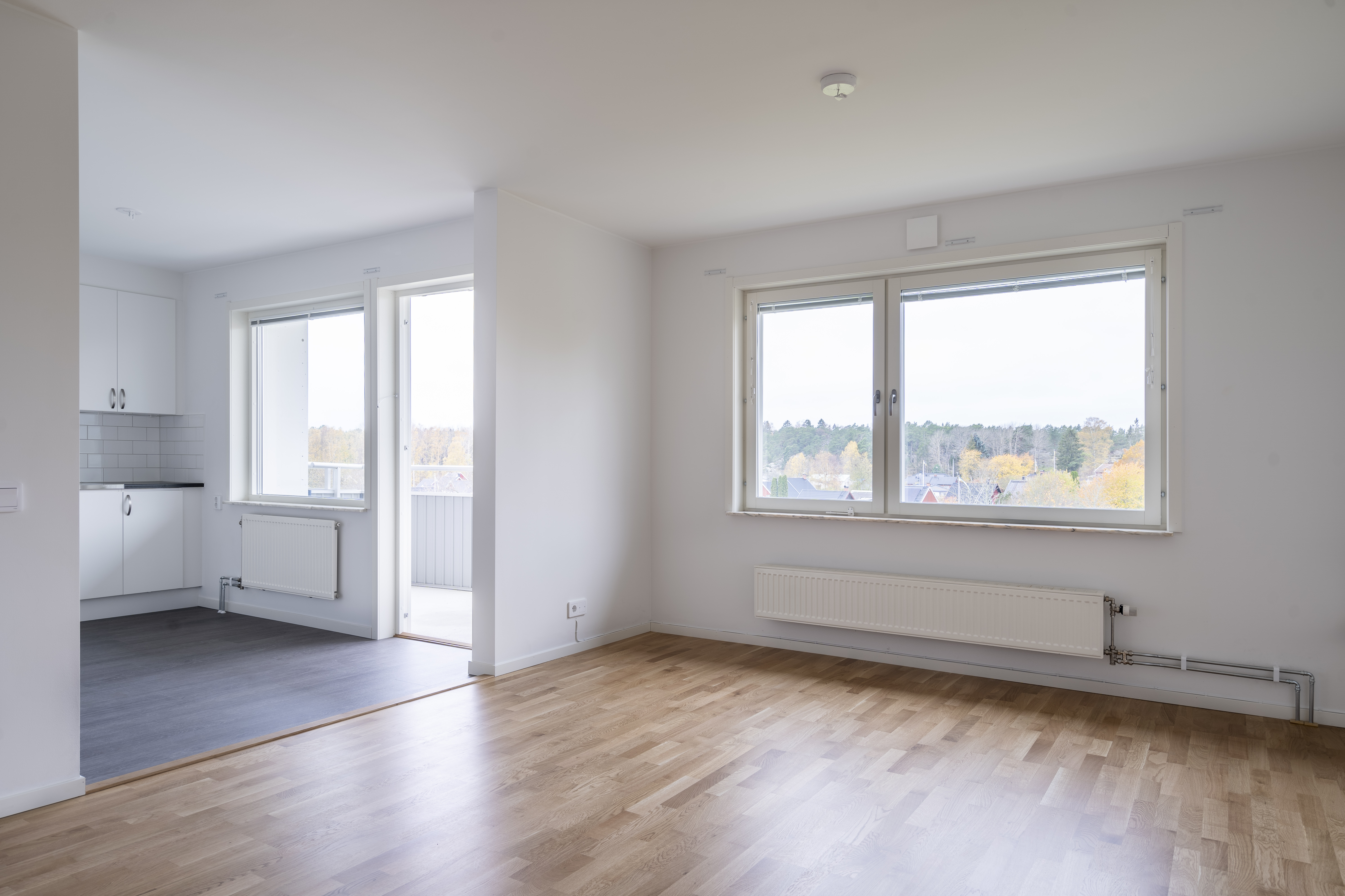 Vardagsrum med öppet parti mot kök