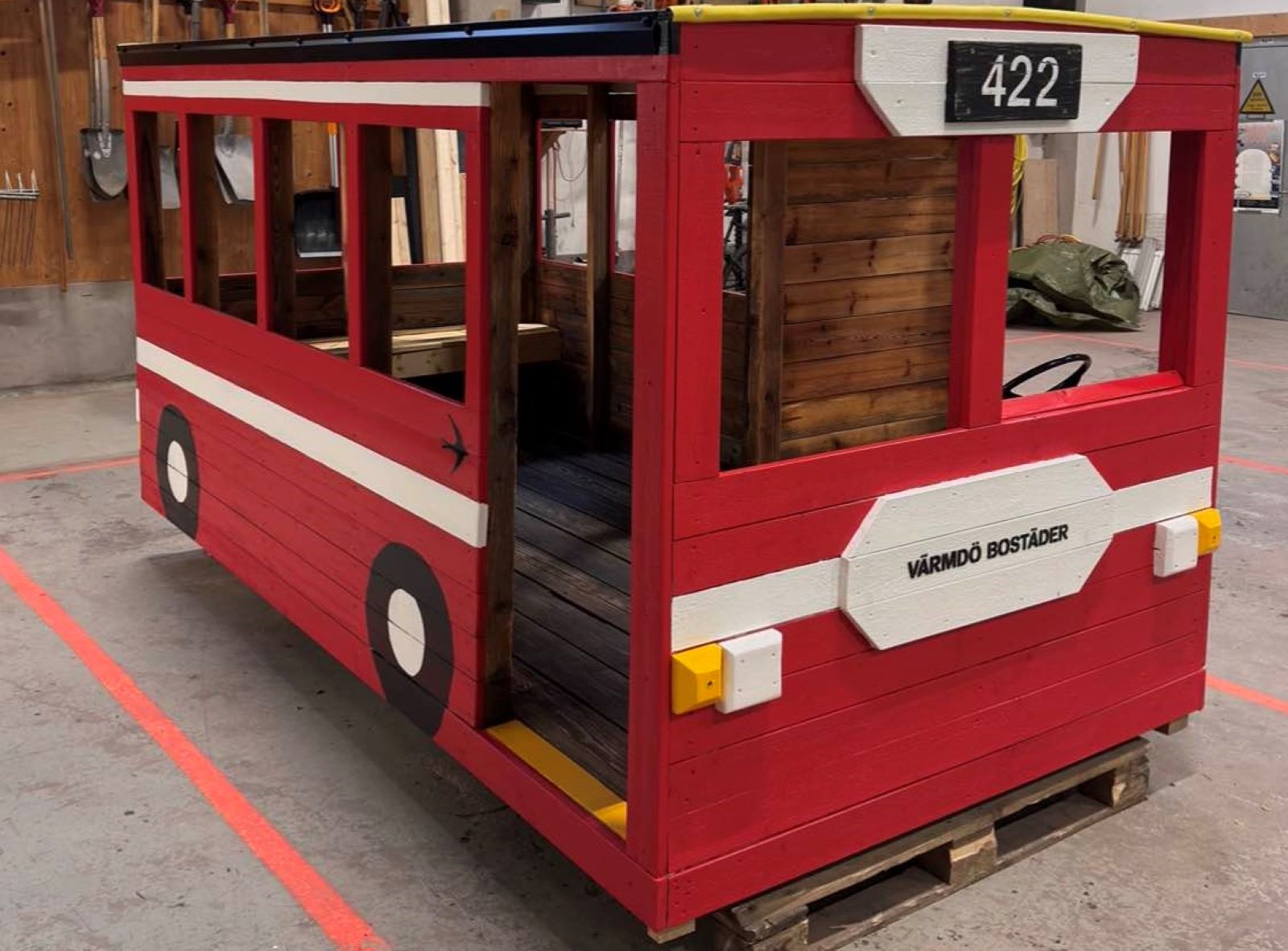 Renoverad lekplatsbuss i hangar