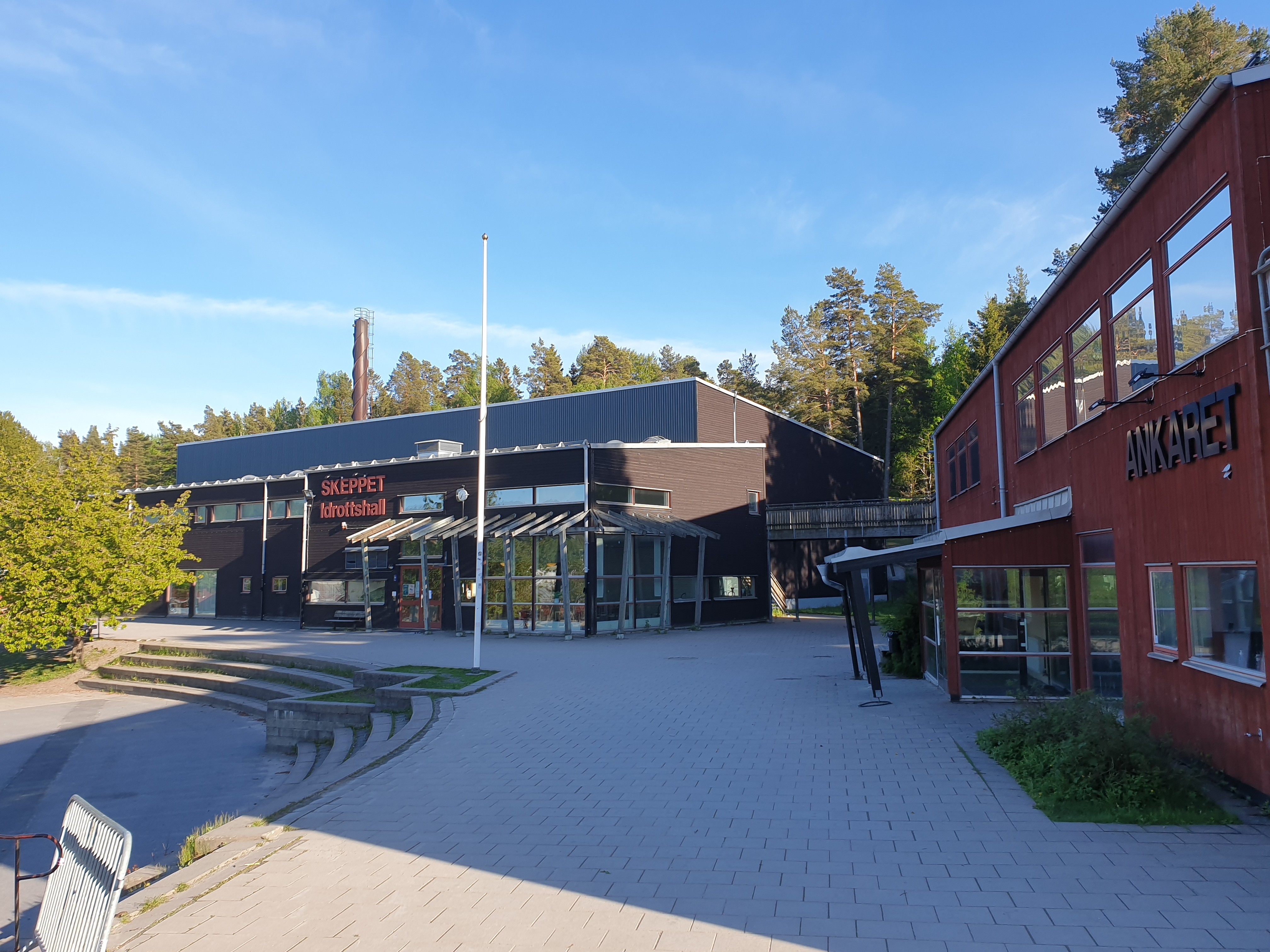 Idrottshallen skeppet och skolans lokaler i Ankaret
