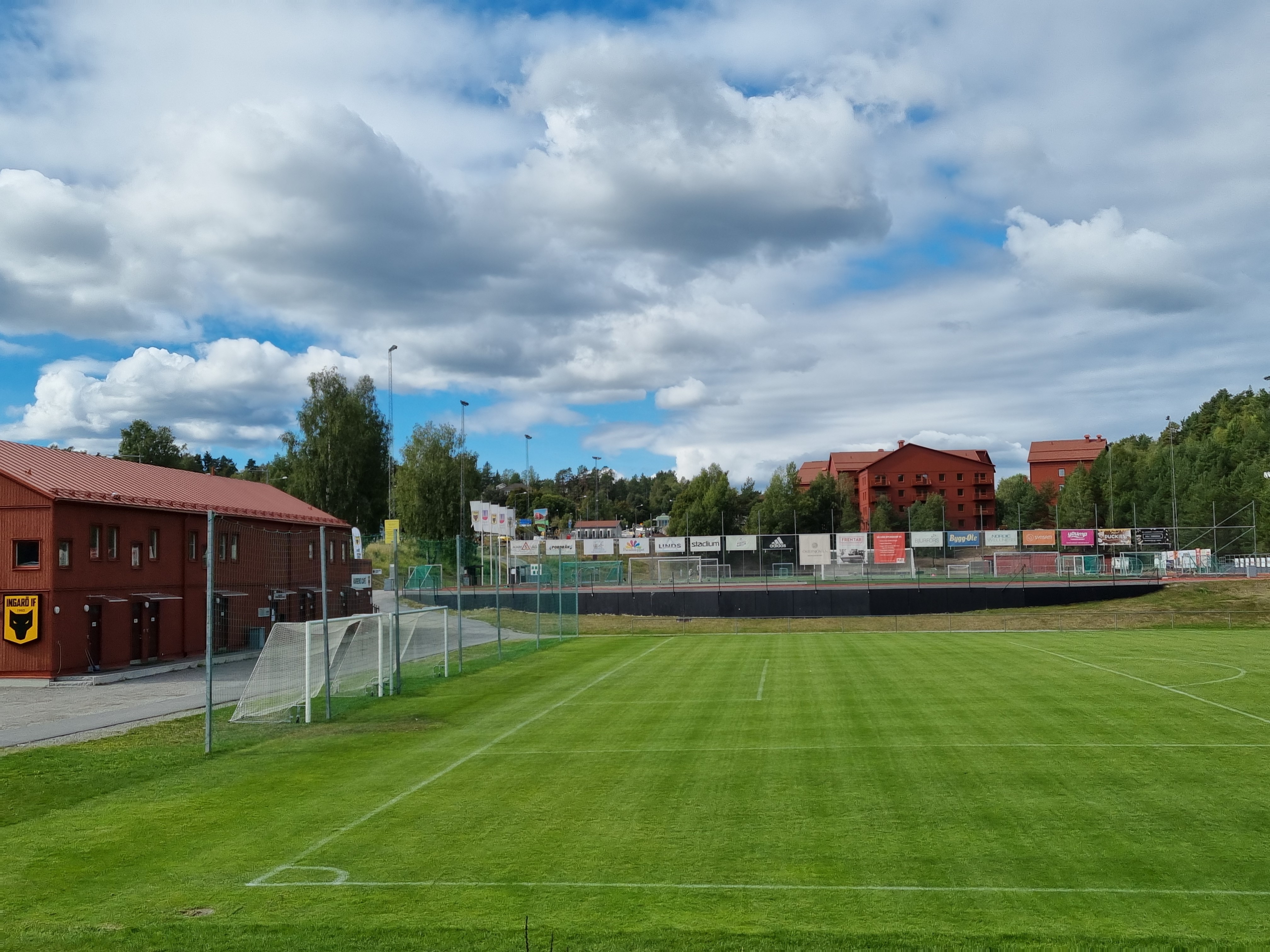 Bild över Ingarö IP mot nyproduktionen