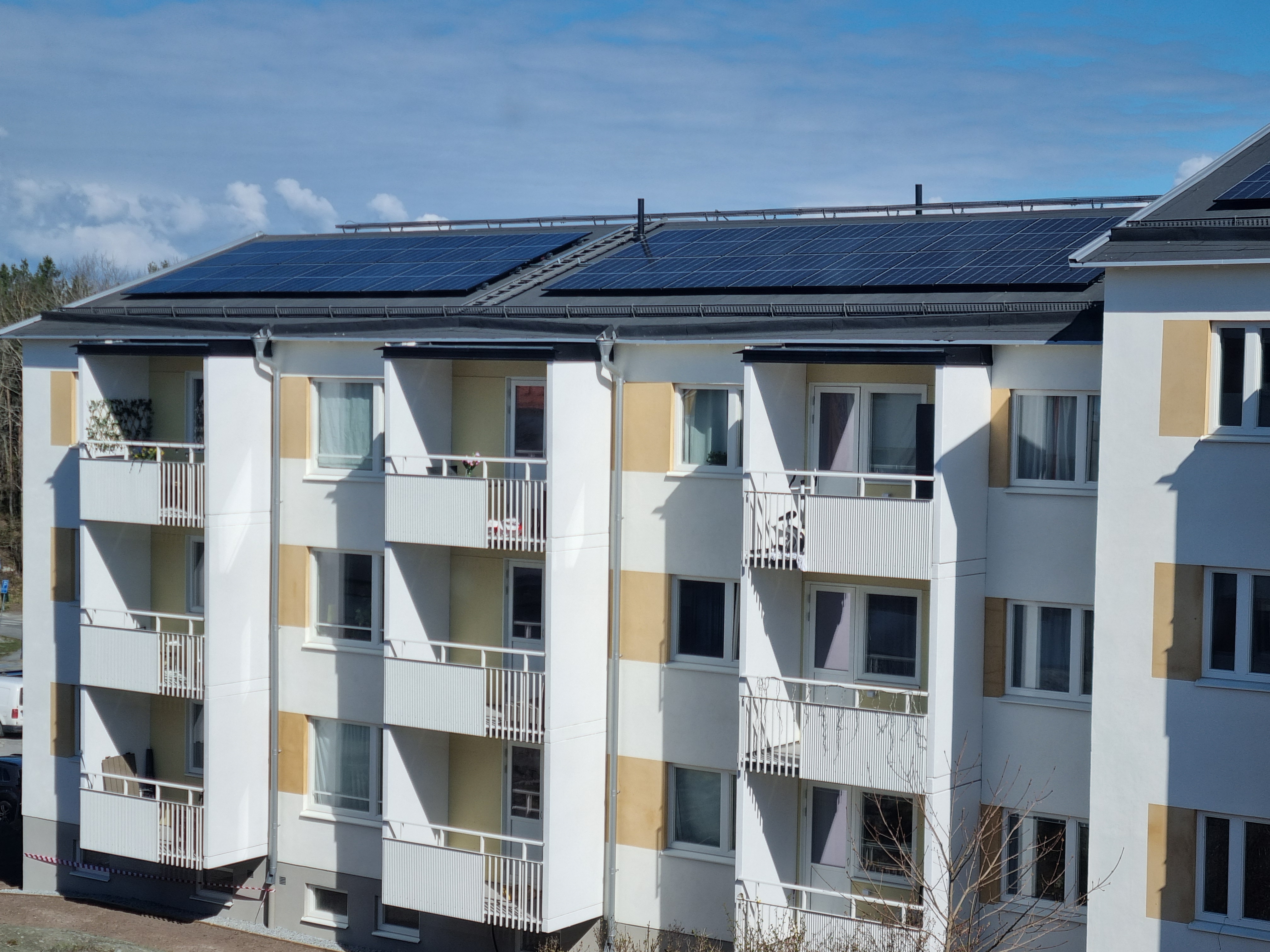 Nya solpaneler på Skyttevägens hustak