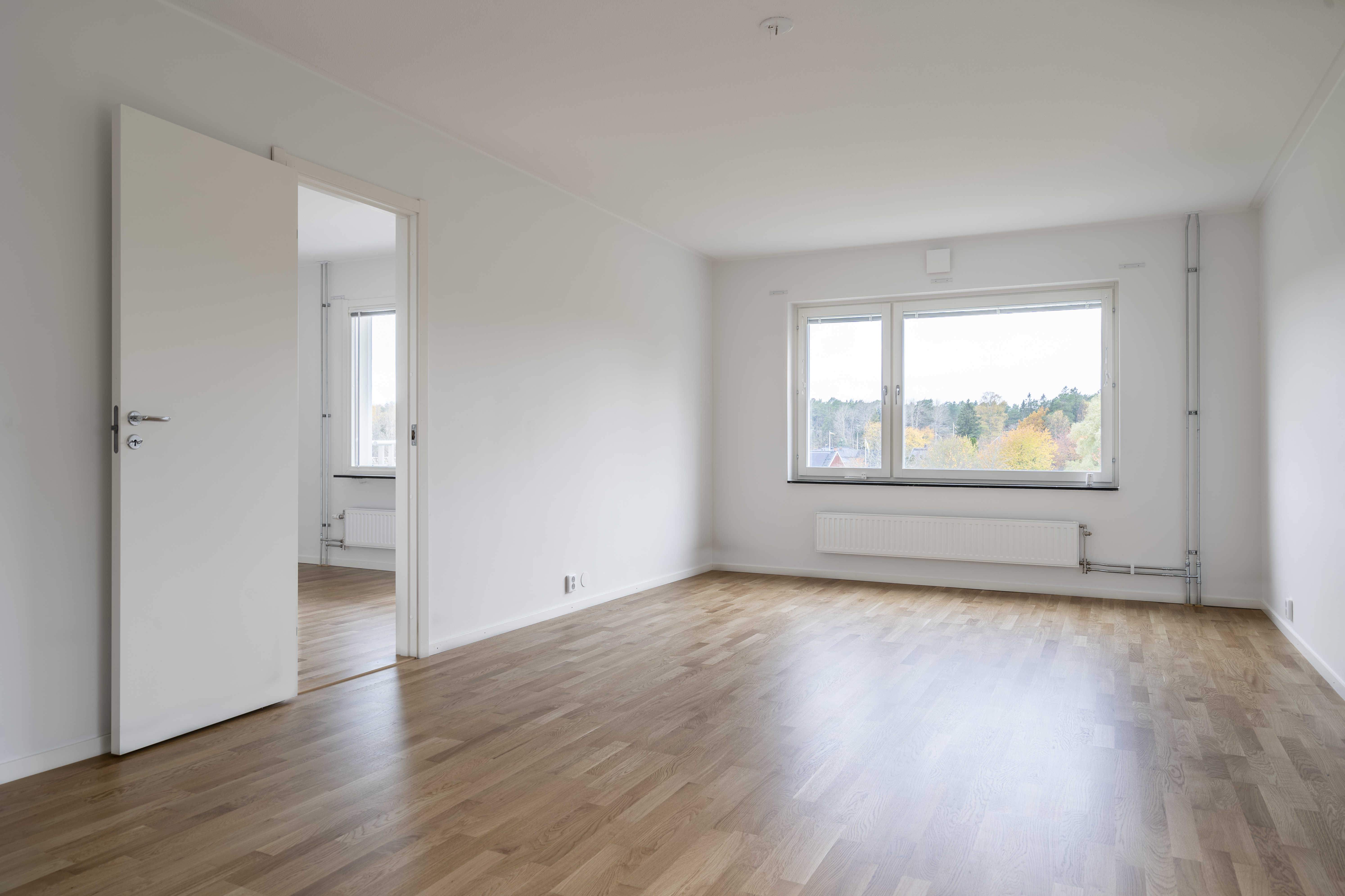 Vardagsrum med ingång till sovrum