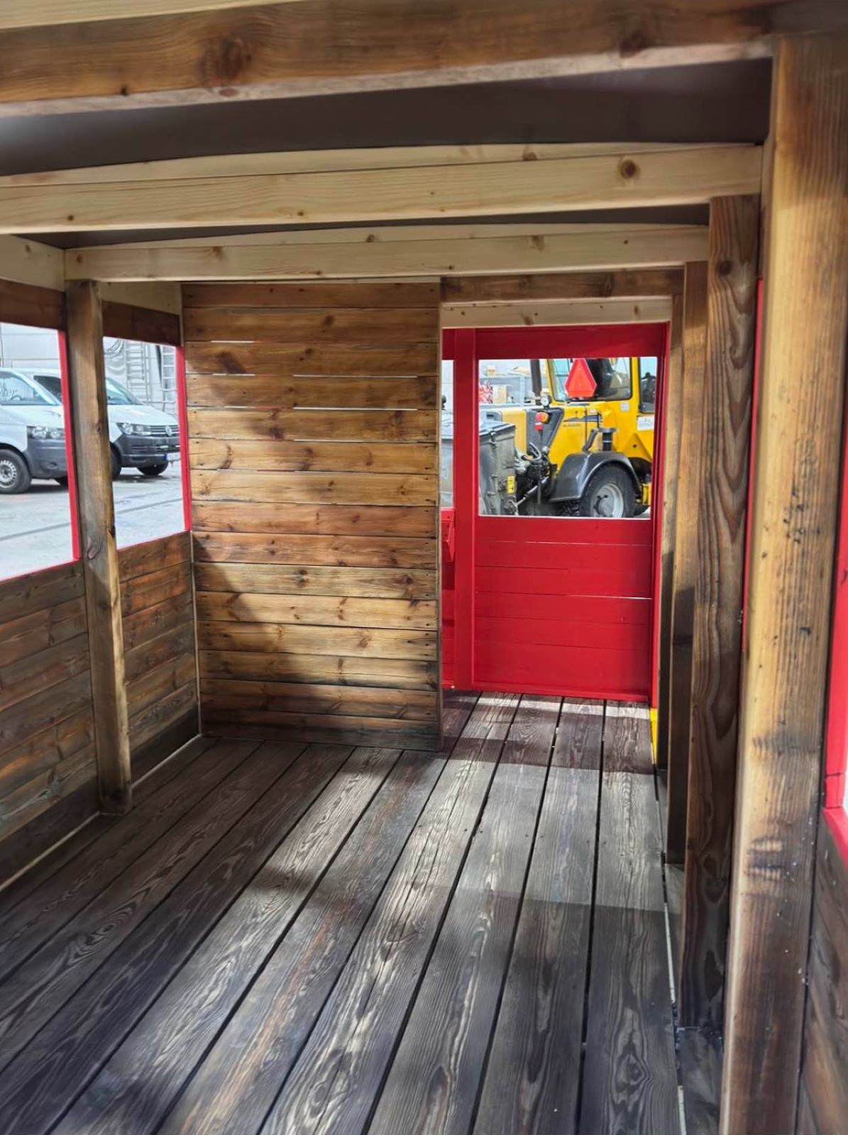 Invändigt renoverad lekplatsbuss