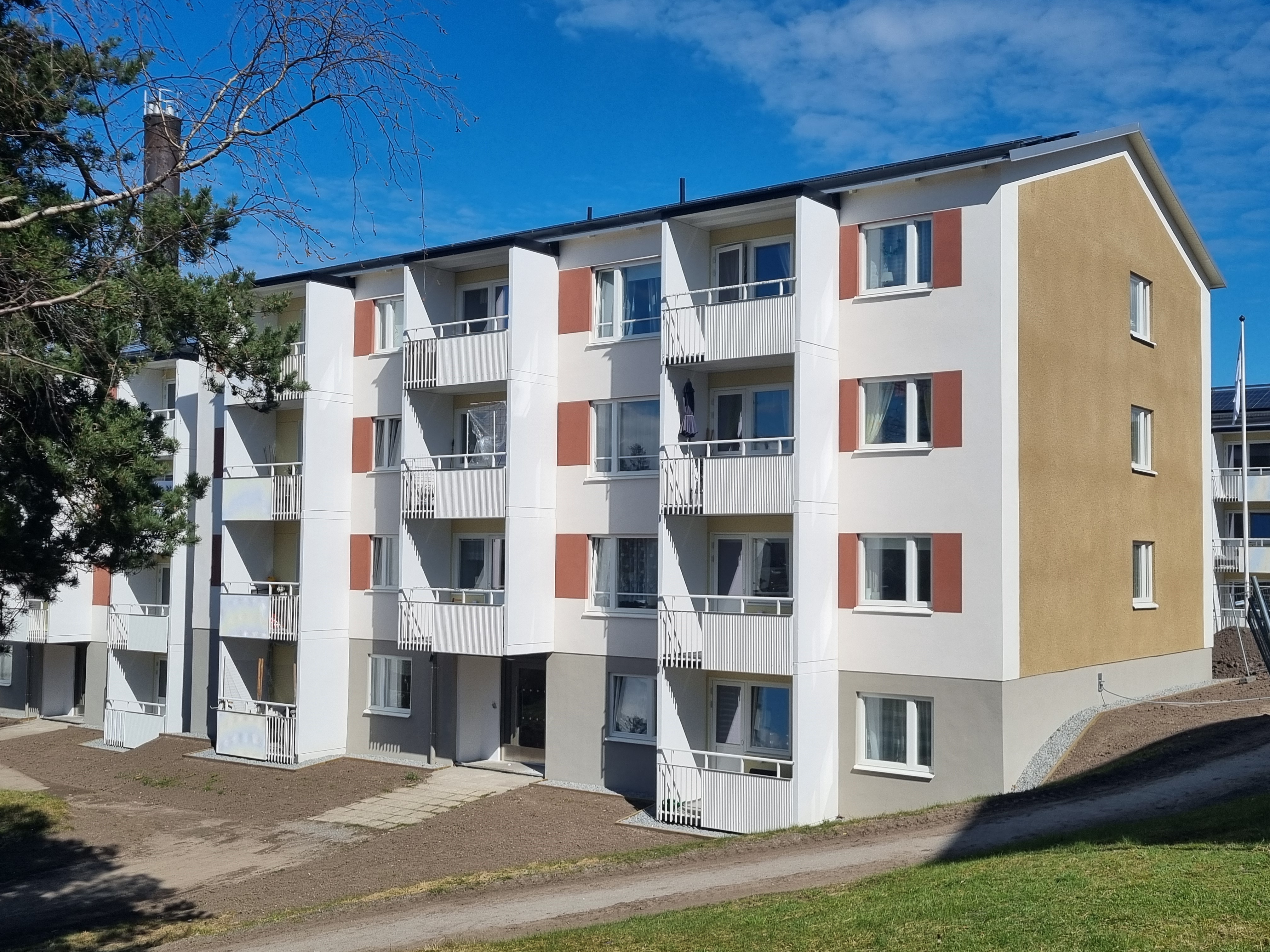 Fasaden på nyrenoverade husen på Skyttevägen