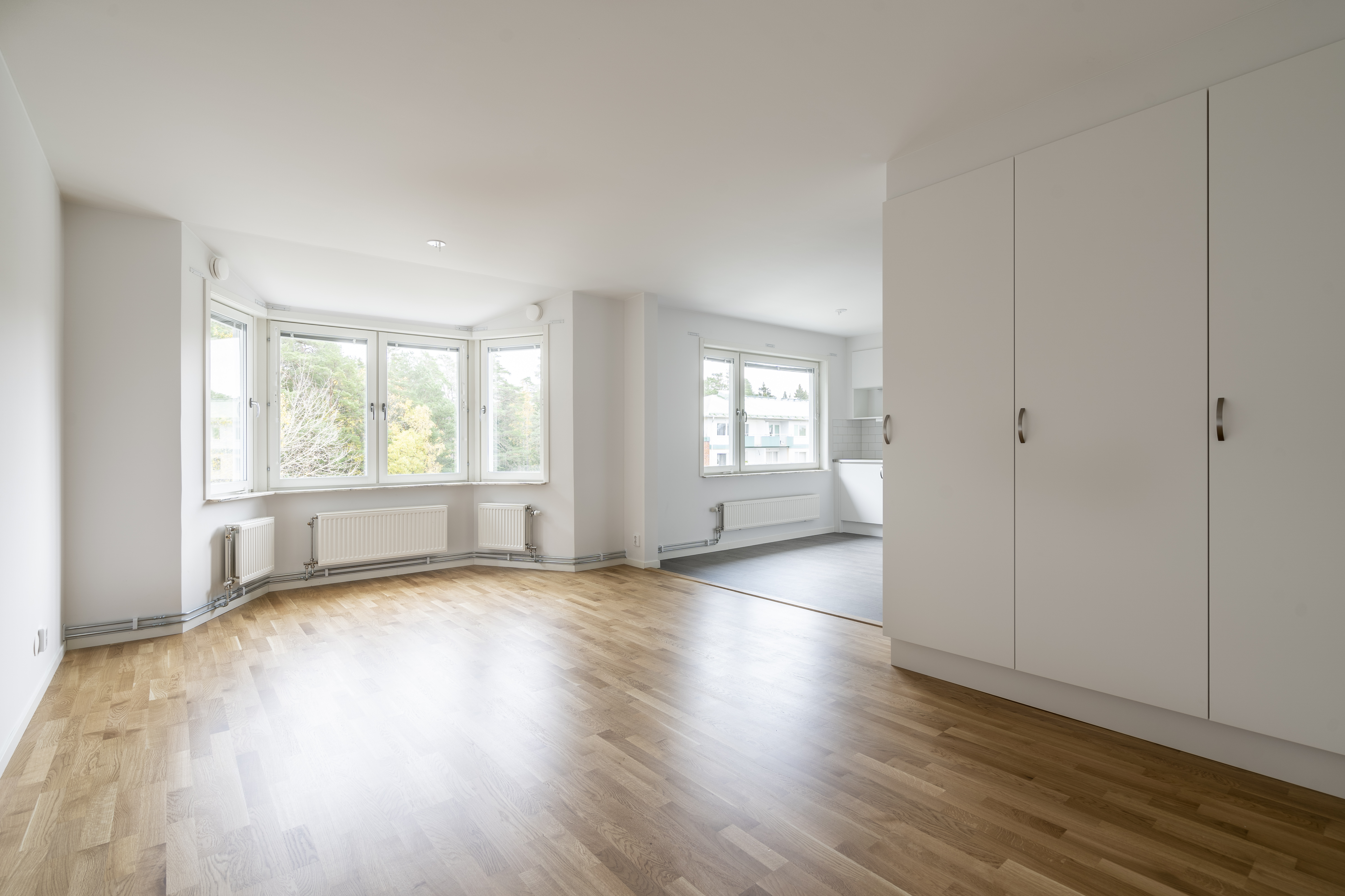 Nyrenoverat vardagsrum med garderober längs ena väggen